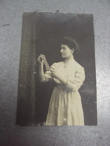 фото, фотография девушка читает письмо №1347