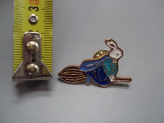 Купити Значок пін білий кролик зайчик на мітлі зайка відьма Bunny rabbit witch знак брошка №18443