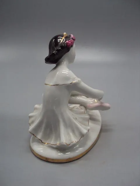 Фигура фарфор статуэтка ЛФЗ юная балерина девочка завязывает пуанты балет высота 11 см №14457 З аукціону