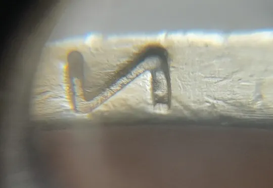 (6523) 1 гривня 2001 викрошка в букві "И" слова "ГРИВНЯ" на гурті (1 гривна 2001 брак викрошка) Ціна