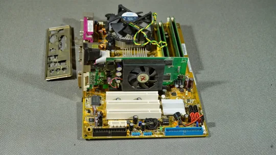 материнская плата LGA775 ASUS P5KPL + процессор Quad Q8200 + 4Gb DDR2 + видеокарта GF 8600 З аукціону