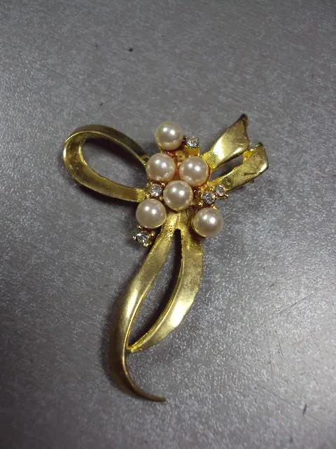 Бижутерия брошка с бусинами брошь бантик размер 5,5 х 4 см (мягкий металл, нет заколки) №13372 Ціна