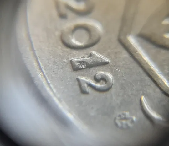 (2575) 10 копійок 2012 засмічення, попадання стороннього предмету на аверсі та реверсі, раковина (10 копеек 2012 брак) Інтернет-аукціон