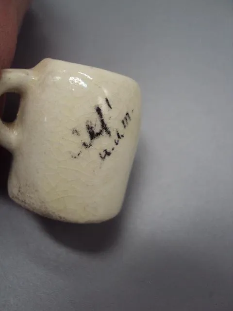 Фигура керамика миниатюра Германия кружка пивной бокал Grink Grink Bruderlein trink высота 2,4см №41 Недорого