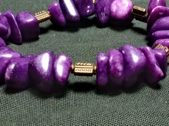 Браслет из агата лилового цвета со вставками бронзового цвета и силиконовой резинкой бижутерия Інтернет-аукціон