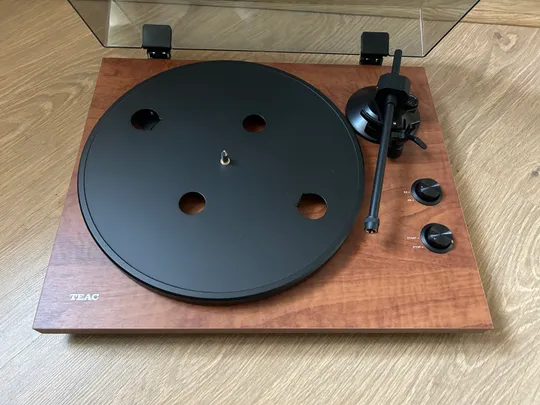 Купити Програвач TEAC TN-280BT + 4 упаковки пластінок в подарунок