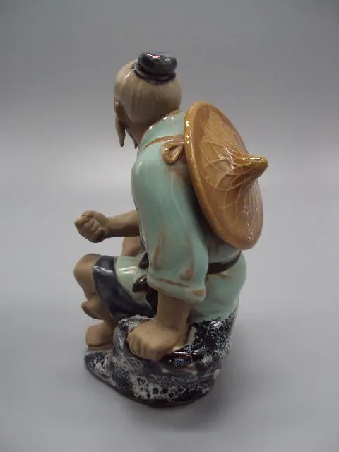 Фигура керамика статуэтка Китай рыбак китаец с удочкой ловит рыбу 50-е года высота 13,3 см №13567 З аукціону