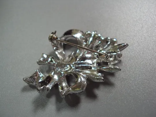 бижутерия брошка брошь бантик букет бант 5,2 см (нет некоторых камушков) №10855 Недорого