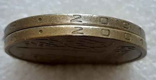 (1267) 1 гривня 2001 викрошки у '2' року випуску на гурті - 2 монети одним лотом /1 гривна 2001 брак Продаж