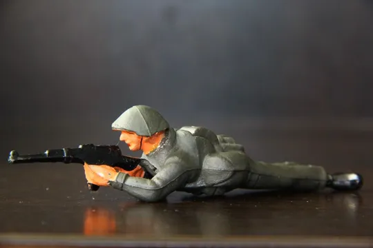 солдат ГДР с автоматом 70-75мм резина ЛЮКС З аукціону