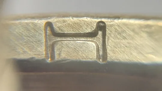 (5155) 1 гривня 2012 невелика викрошка у букві "Н" слова "ОДНА" на гурті (1 гривна 2012 брак) З аукціону