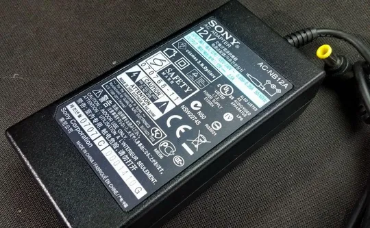 Купити Блок питания Sony AC-NB12A -12.0V -2.50A для ноутбуков и видеокамер Вживане