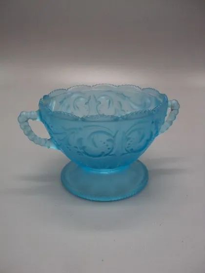 фото, Сахарница голубая стекло старое конфетница фруктовница высота 8,3 см, диаметр 11,7 см скол (№711)