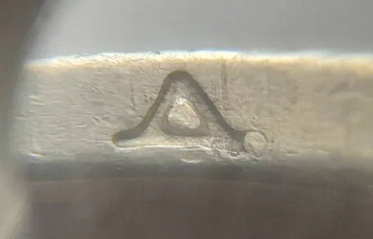 (7472) 1 гривня 2001 викрошка у букві "Д" слова "ОДНА" на гурті (1 гривна 2001 брак) Ціна