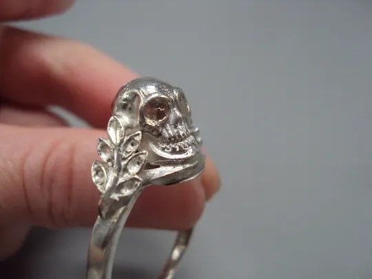 Мужское кольцо череп и листья листочки перстень серебро Украина вес 11,86 г 23 размер №15755 Недорого