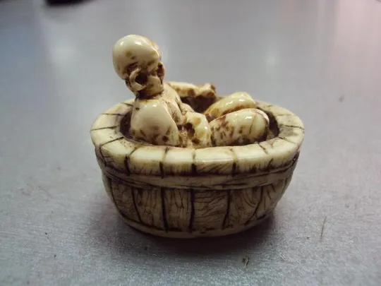 Фигура кость мамонта миниатюра Нэцкэ японец в бочке моется высота 4,3 см, длина 4,5 см №11430 Продаж