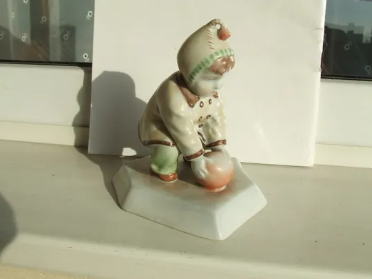 Статуетка хлопчик з мячом 1960 рр. роз 14х12 см. Жолноі Венгрия . Характеристики