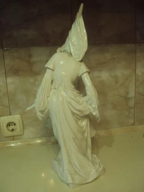 германия девушка в одежде 15 века фарфор клеймо лиса в тесте скол пальцев Продаж