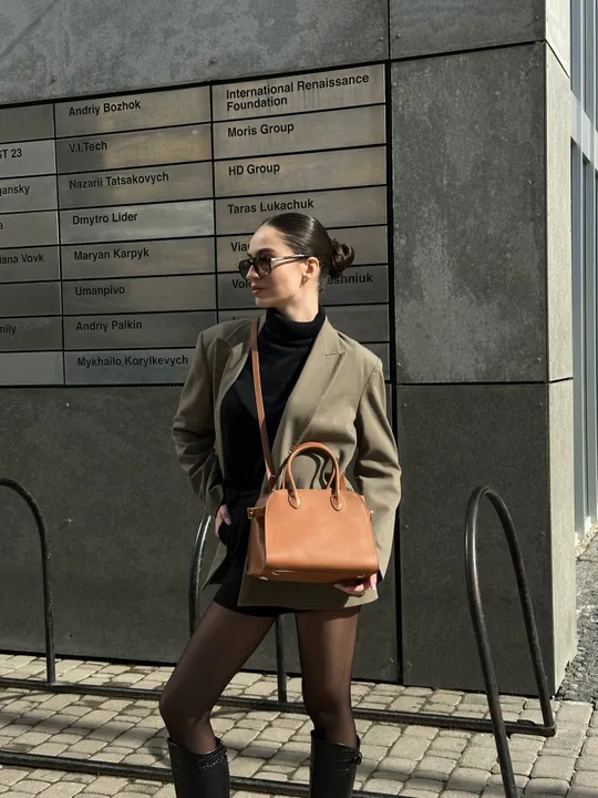 Сумка The Row Soft Margaux 26 Bag in Leather Ginger 99719 Де купити