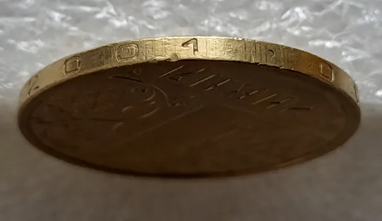 (6493) 1 гривня 2001 1АД1 викрошка внизу цифри "1" слова "2001" на гурті (1 гривна 2001 1АД1 брак) Ціна