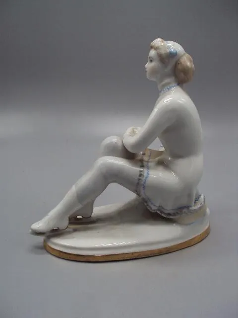 Фигура фарфор статуэтка ЛФЗ фигуристка девушка сидит на коньках конькобежка высота 16,8 см №14458 Продаж