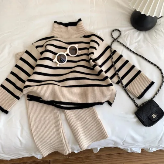 Стильний костюмчик для дівчинки в'язаний Де купити