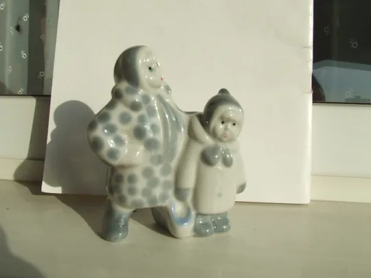 Статуетка зимній дворик діти сестрички ссср 1970 рр. роз 12х11 см. полонне . Інтернет-аукціон