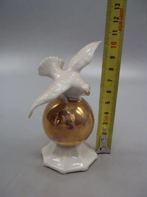 Фигура фарфор статуэтка Германия голубь на шаре птица высота 10,2 см под реставрацию №14258 Недорого