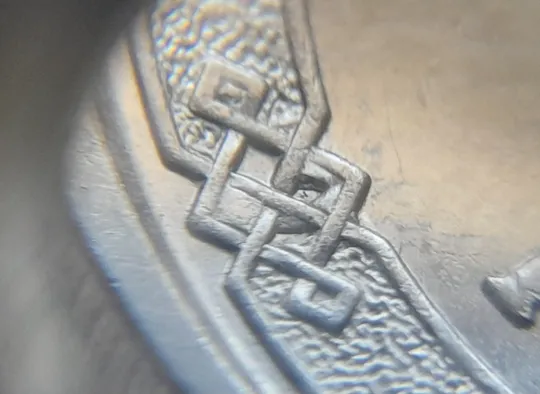 (7460) 1 гривня 2022 викрошки на аверсі (1 гривна 2022 брак) З аукціону