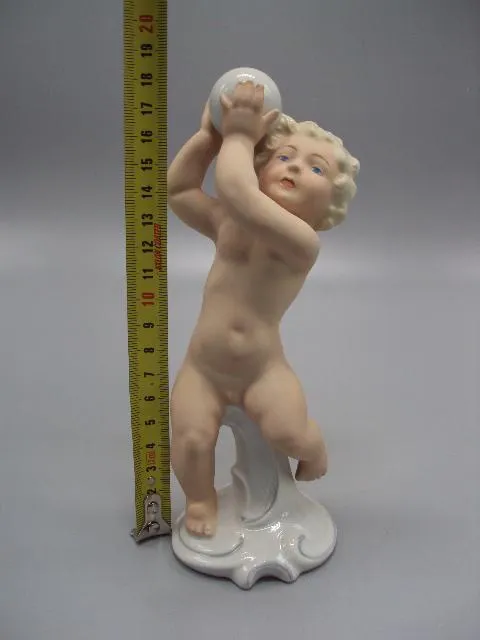 Фигура фарфор Германия Schaubach Kunst путти мальчик с шаром Кунст ребенок кидает шар 18,5 см №14343 Недорого
