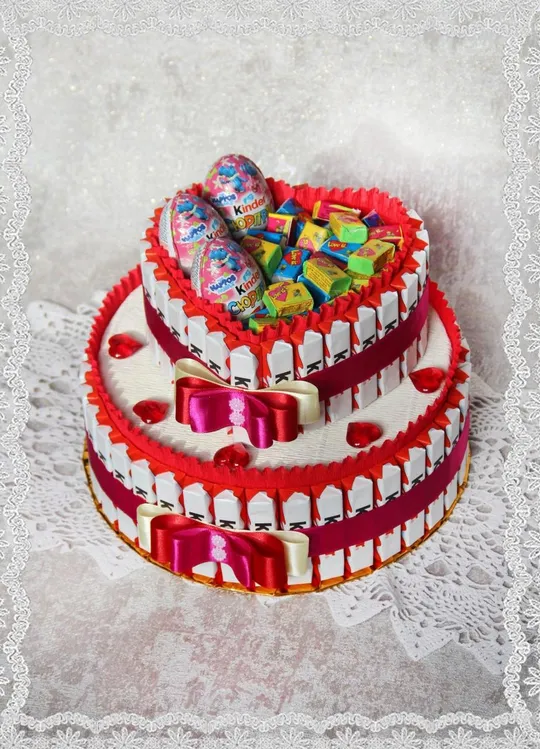 Букет з цукерок торт Kinder, яєць Kinder Surprise і жувальних гумок  Love Is червоний Ціна