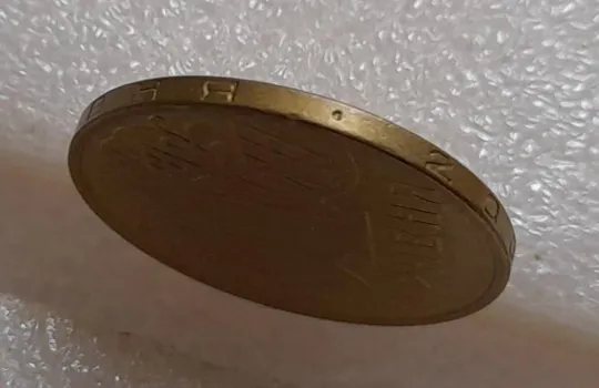 Купити (3715) 1 гривня 2001 1АД3 брак "око змії" на гурті (1 тип), викрошка (1 гривна 2001)