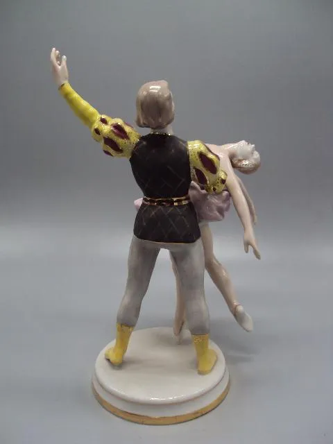 Фигура фарфор статуэтка Киев балет Адажио лебединое озеро высота 27,4 см №13882 Продаж