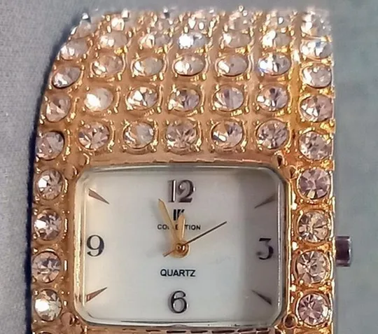 Красивый и редкий браслет с часами,часы работают, камни-стразы искрятся и играют vq378 Де купити