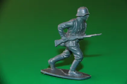 фото, НІМЕЦЬ НІМЕЦЬКИЙ ПІХОТИНЕЦЬ ЙДЕ З ГВИНТІВКОЮ солдаты Airfix Revell 54мм ДРУГА СВІТОВА війна