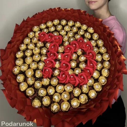 Букет з цукерок Ferrero Rosher на ювілей розкішний солодкий подарунок Ціна