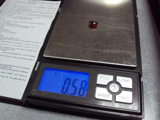 Камень коричнево-оранжевый овальный для ювелирных изделий вес 0,58 г №13253 Характеристики