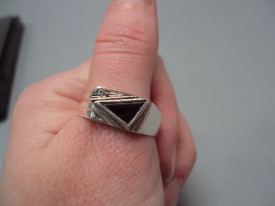 Кольцо новое перстень черный треугольник серебро 925 проба Украина вес 4,51 г 20 размер №15577 в Україні