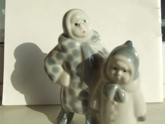 Купити Статуетка зимній дворик діти сестрички ссср 1970 рр. роз 12х11 см. полонне .