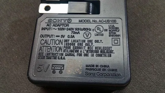 USB блок питания адаптер Sony AC-UB10B -5.0V -0.50A зарядное устройство для смартфонов и фототехники Вживане Продаж