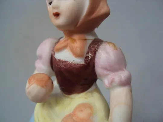 Фигура фарфор статуэтка Германия девочка с яблоками высота 12,3 см под реставрацию №596м Інтернет-аукціон