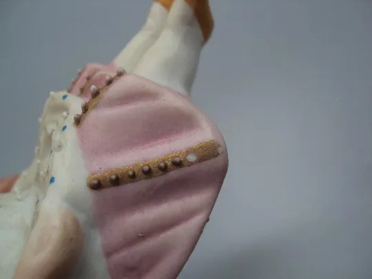 Фигура фарфор статуэтка Германия девочка сидит в панамке высота 8,5 см №14045 Недорого