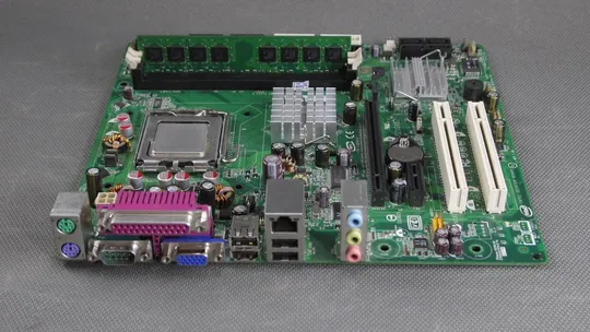 Материнская плата Intel D102GGC2 ATI XPRESS 200 PCI-E + Pentium D 945 HT 3.40GHz/4M/800 + 1Gb DDR2 Ціна