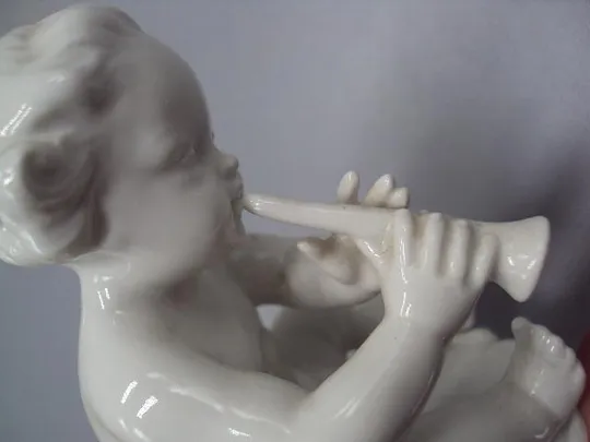 Фигура фарфор Каподимонте Италия Capodiмonte путти мальчик с дудочкой клеймо корона N 11см №11173 Продаж