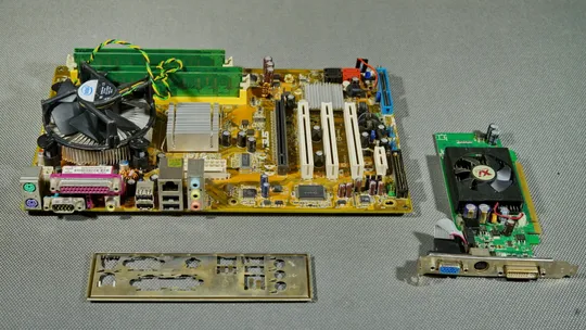 материнская плата LGA775 ASUS P5KPL + процессор Quad Q8200 + 4Gb DDR2 + видеокарта GF 8600 Ціна