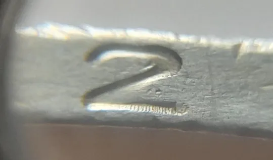 (4719) 1 гривня 2001 викрошка внизу цифри '2' слова '2001' на гурті (1 гривна 2001 брак) Ціна