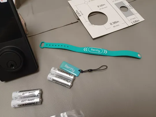 0585С  Розумний замок Rently Model RKDB03 Rev 2.1 з ключем, браслетом та ключами новий Інтернет-аукціон