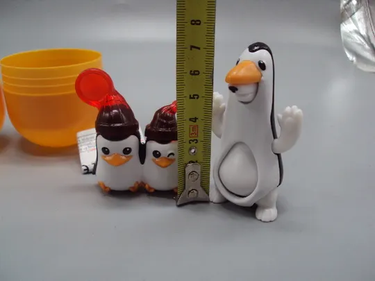 Фигурка киндер сюрприз пингвины и медведь VQB23 Kinder Maxi №18084С Інтернет-аукціон