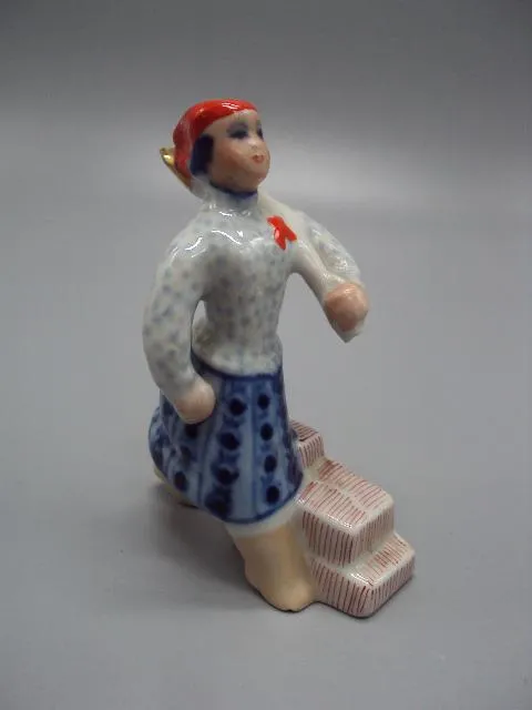 Фигура фарфор статуэтка Коростень субботник женщина с лопатой высота 10,5 см под реставрацию №2968 Ціна