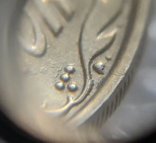 (6952) 10 копійок 2013 багаточисельні викрошки, розколи та сколи на вінку реверса (10 копеек 2013 брак) Продаж